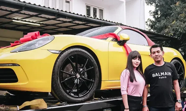 Dinar Candy Dibelikan Mobil Mewah oleh Ko Apex, Rekan Artis: Orang Kaya Mah Bebas